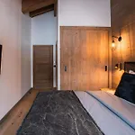 Luxury Escape With Views And Parking *