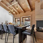 Luxury Escape With Views And Parking