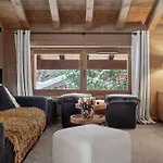 Luxury Escape With Views And Parking Apartment